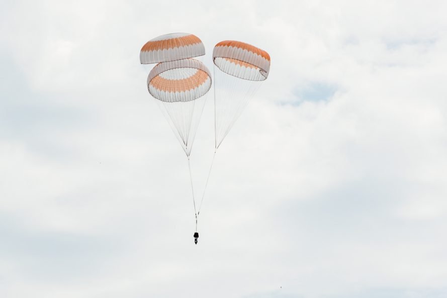 Rostec has demonstrated a “space” parachute for the first time