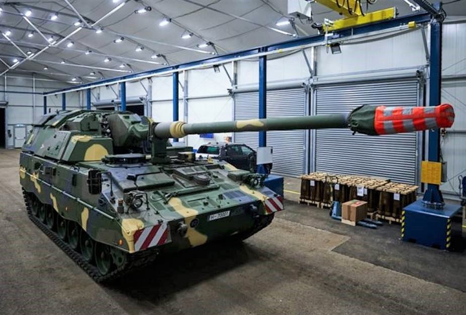 KMW delivers first two PzH 2000 self propelled howitzers to Hungarian army 2