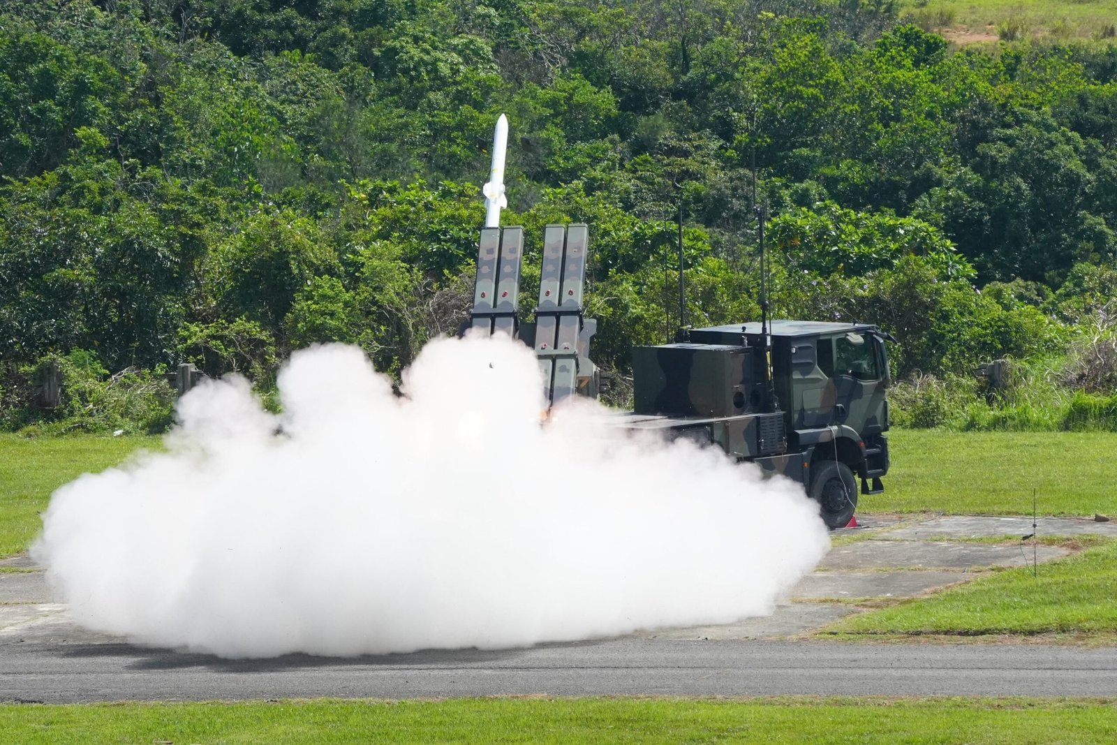 Taiwan debuts new air defense system in live-fire test Taiwan debuts new air defense system in live-fire test