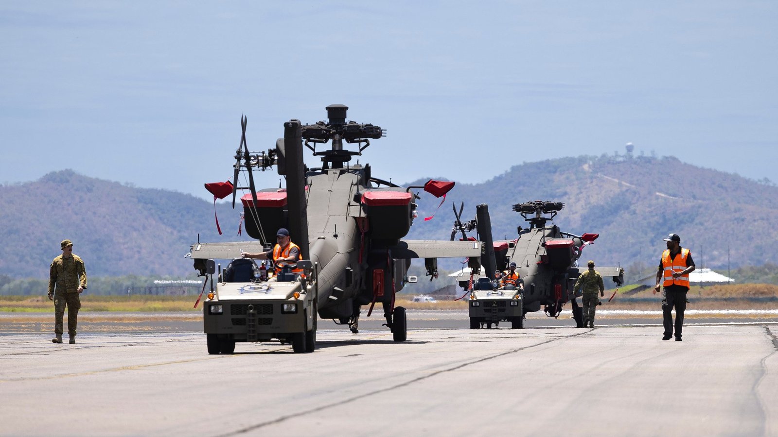 First AH-64E Apaches Arrive in Australia
