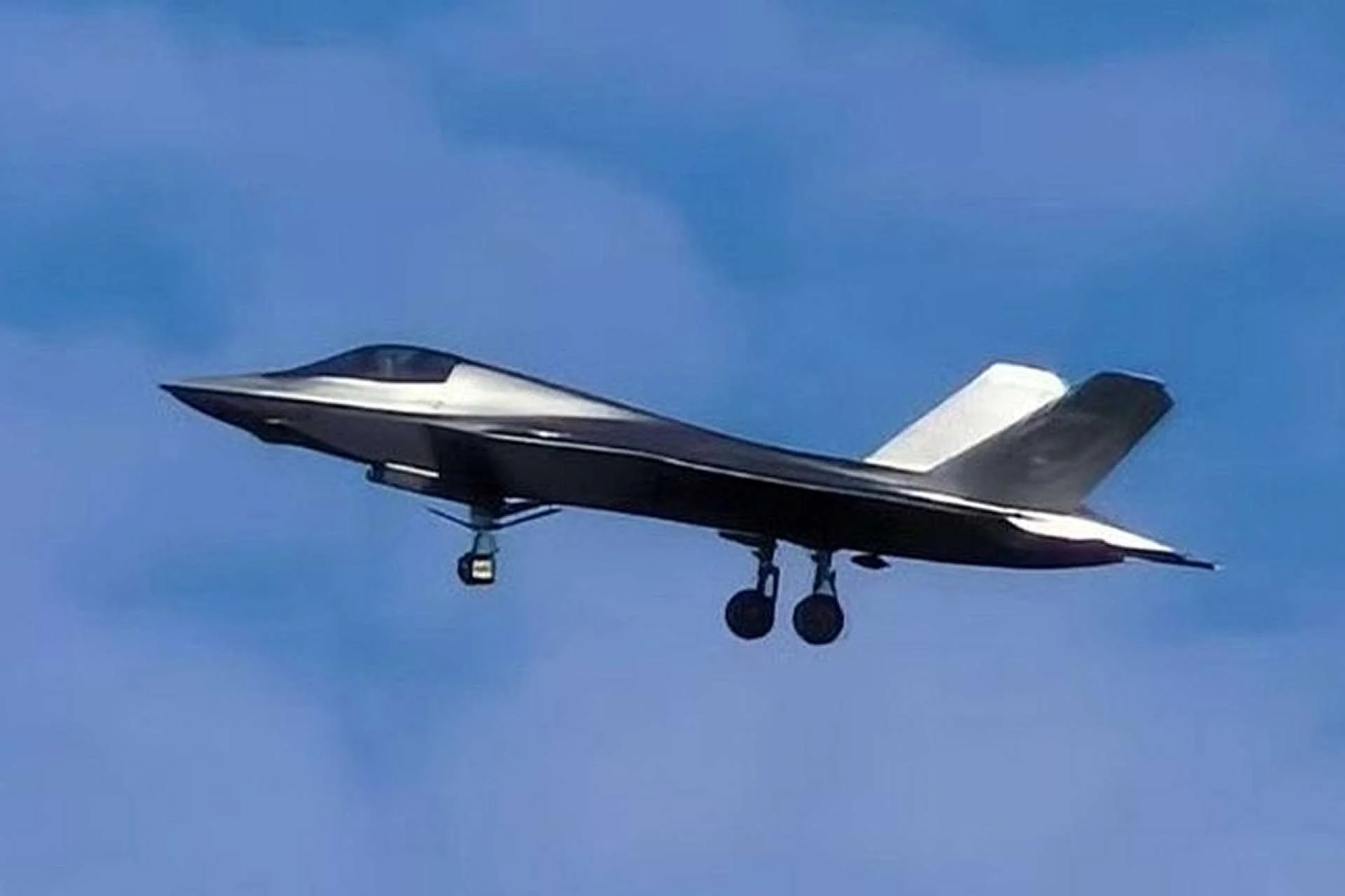 China’s J-35 Fighter Draws Attention With Unusual Silver Surface 1 Chinas J 35 Emerges With Mirror Like Coating Echoing U.S. F 22 and F 35C Stealth Tests 24fbf022