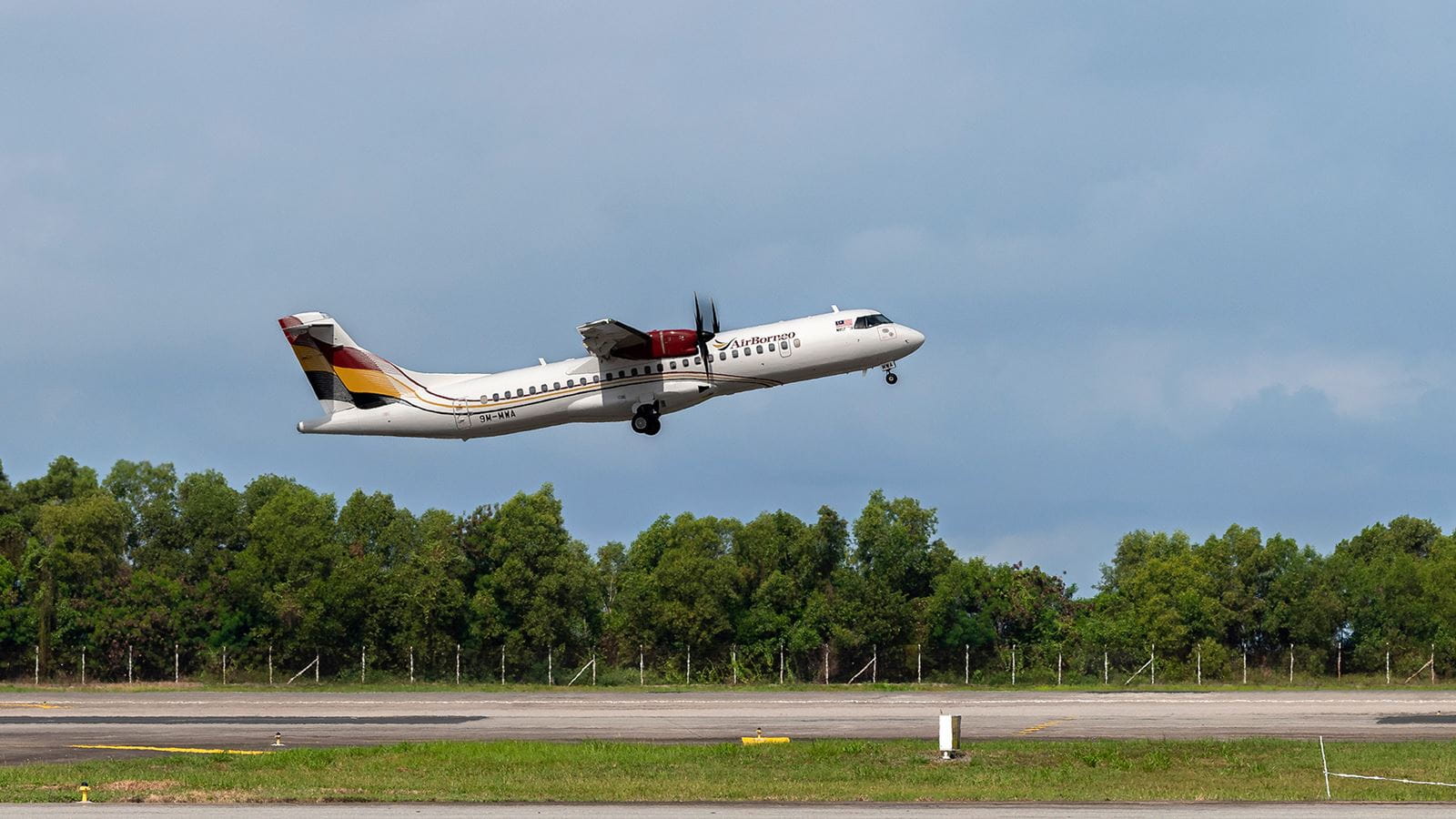 RTX's Pratt & Whitney Canada signs four-year PW127M Maintenance Agreement with AirBorneo Airways 1 ATR 72 500 turboprop